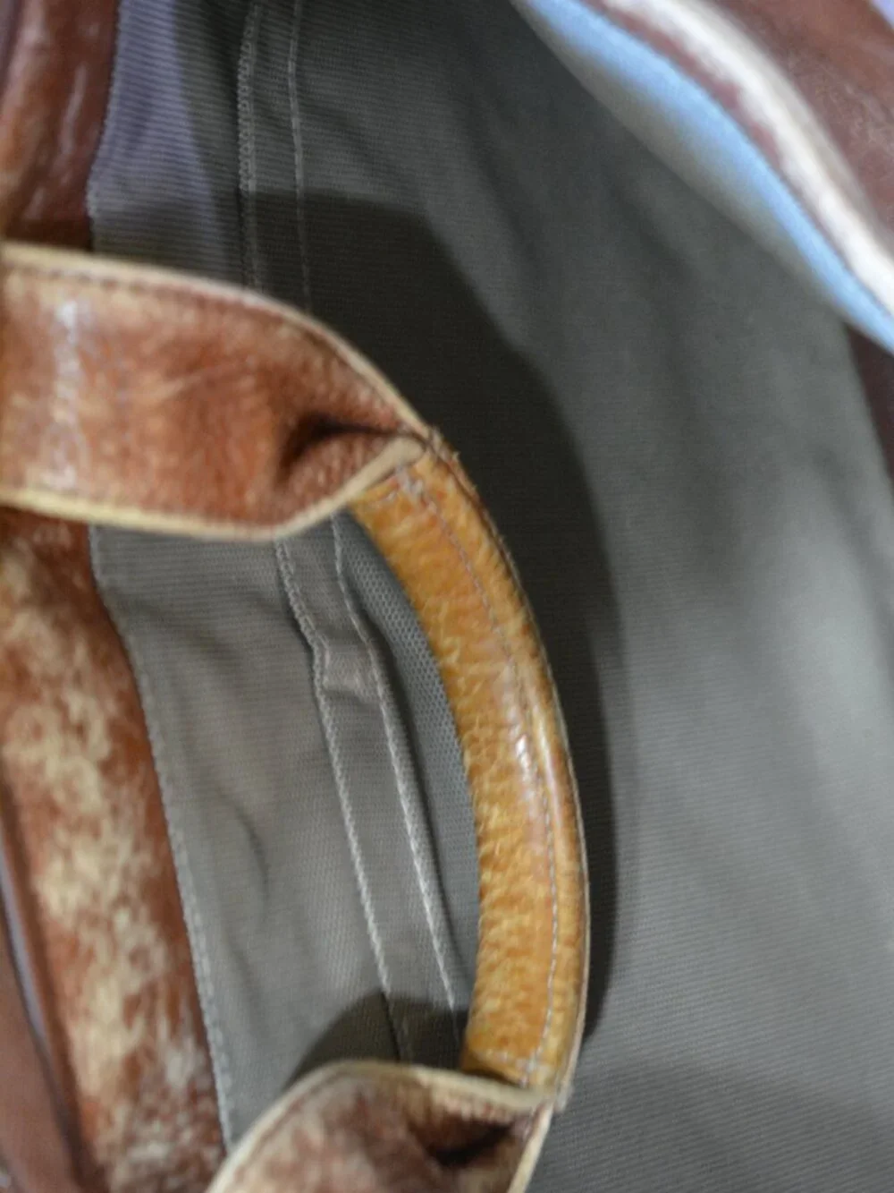 Johnston & Murphy Full‑Grain Leather Messenger Bag — Distressed Brown